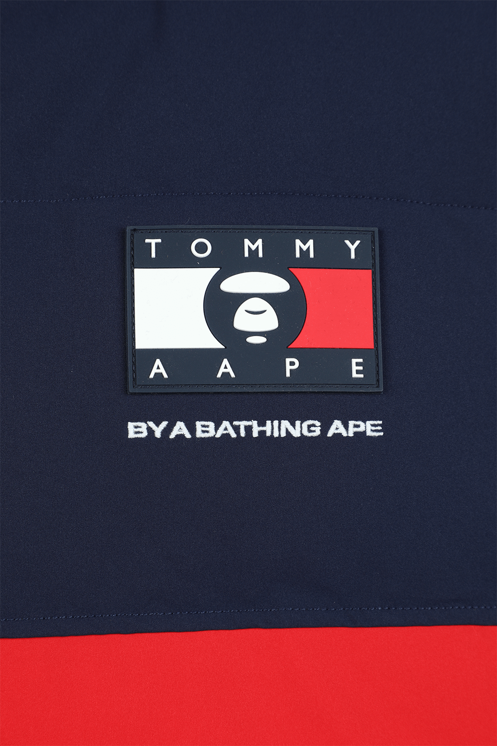 תמונת פנים של טומיXאייפ מעיל פאפר דו צדדי בגווני כחול, אדום וצהוב