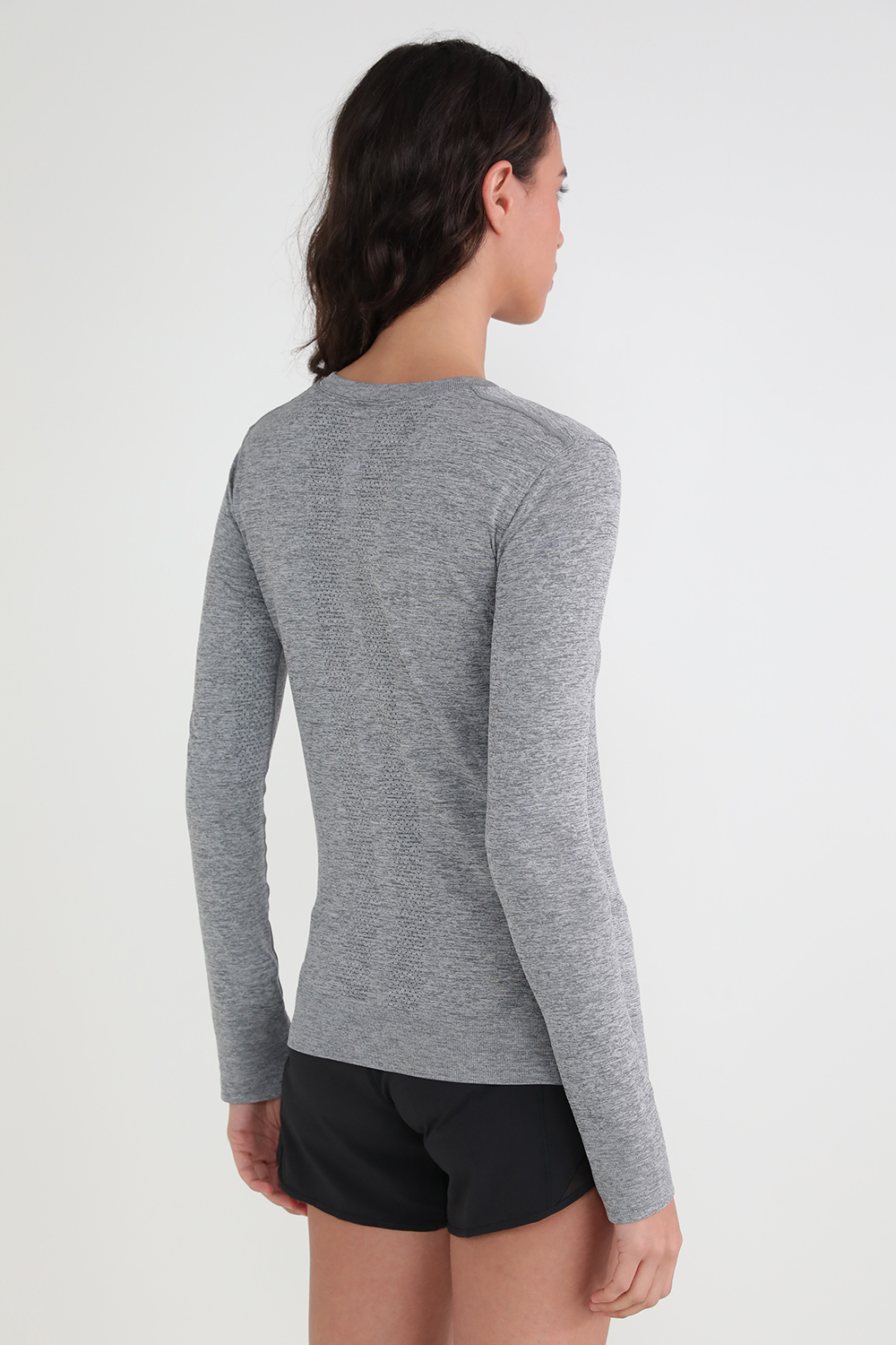 תמונת דוגמן אחורית של Swiftly Relaxed Long Sleeve