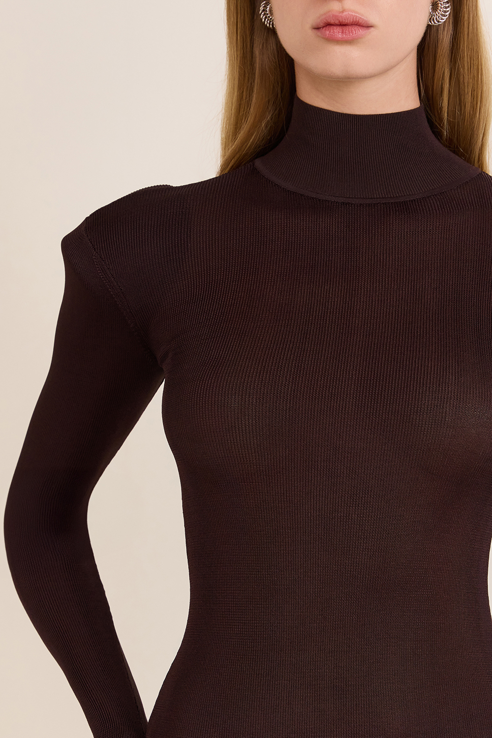 תמונת תקריב דוגמן של שמלת מקסי צמודה