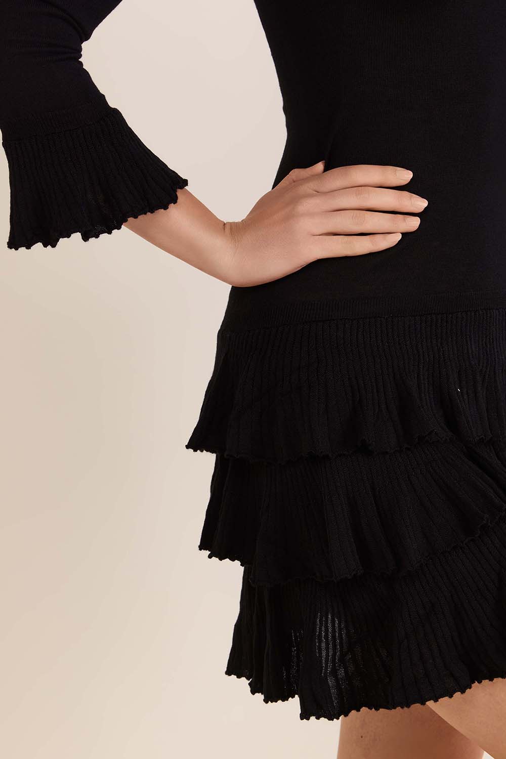 תמונת תקריב דוגמן של שמלת מיני אמלינה