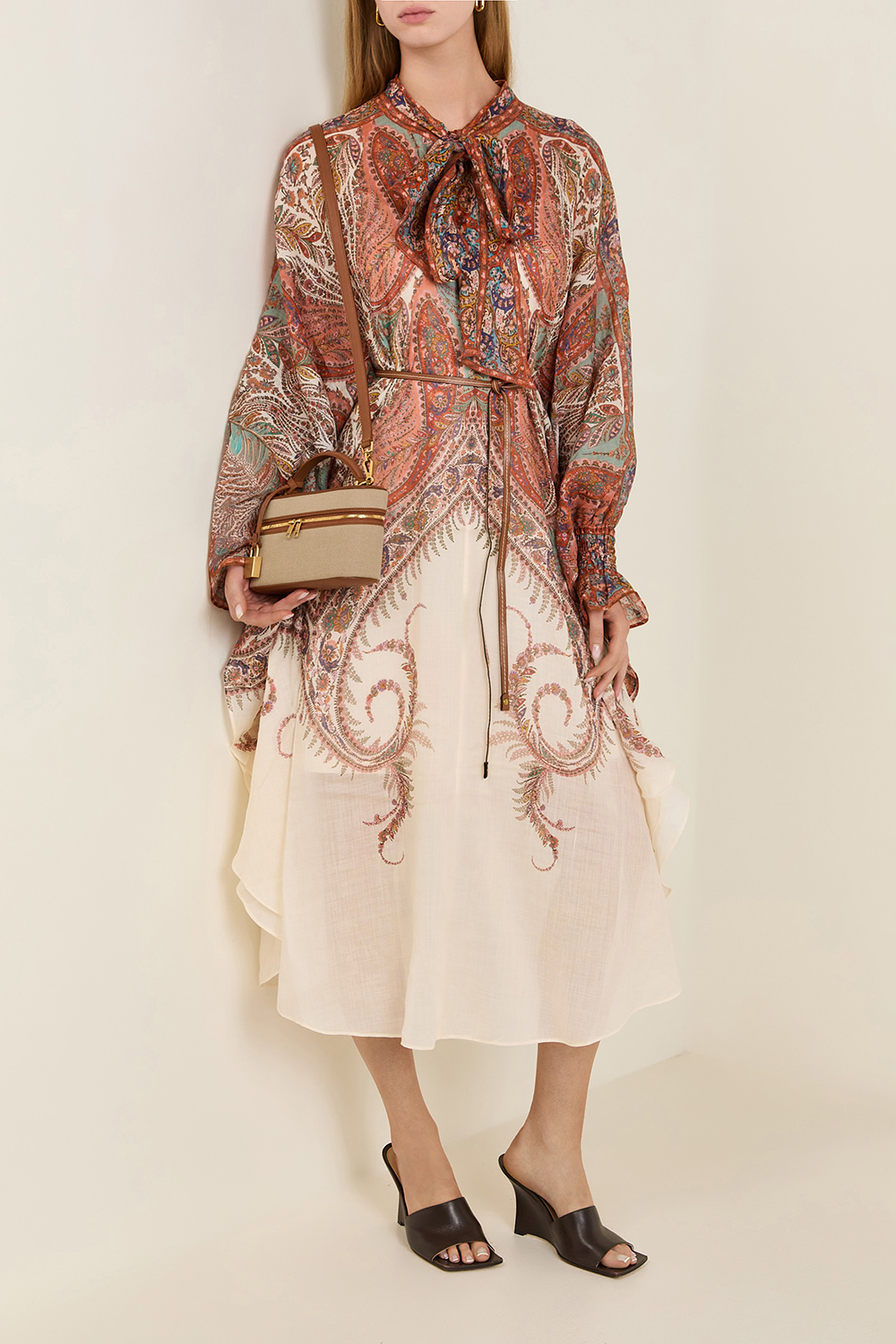 תמונת דוגמן קידמית של תיק קרוסבודי