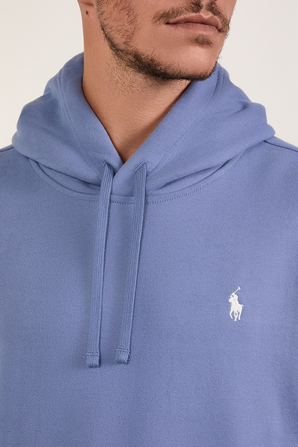 תמונת תקריב דוגמן של סווטישרט קפוצ'ון