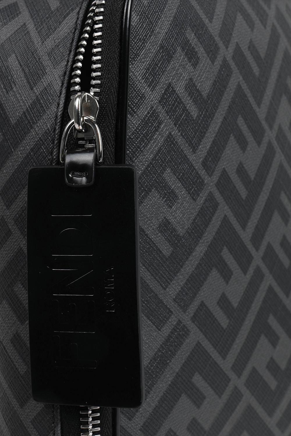 תמונת פנים של תיק רחצה מעור עם הדפס מונוגרמי בגוון שחור