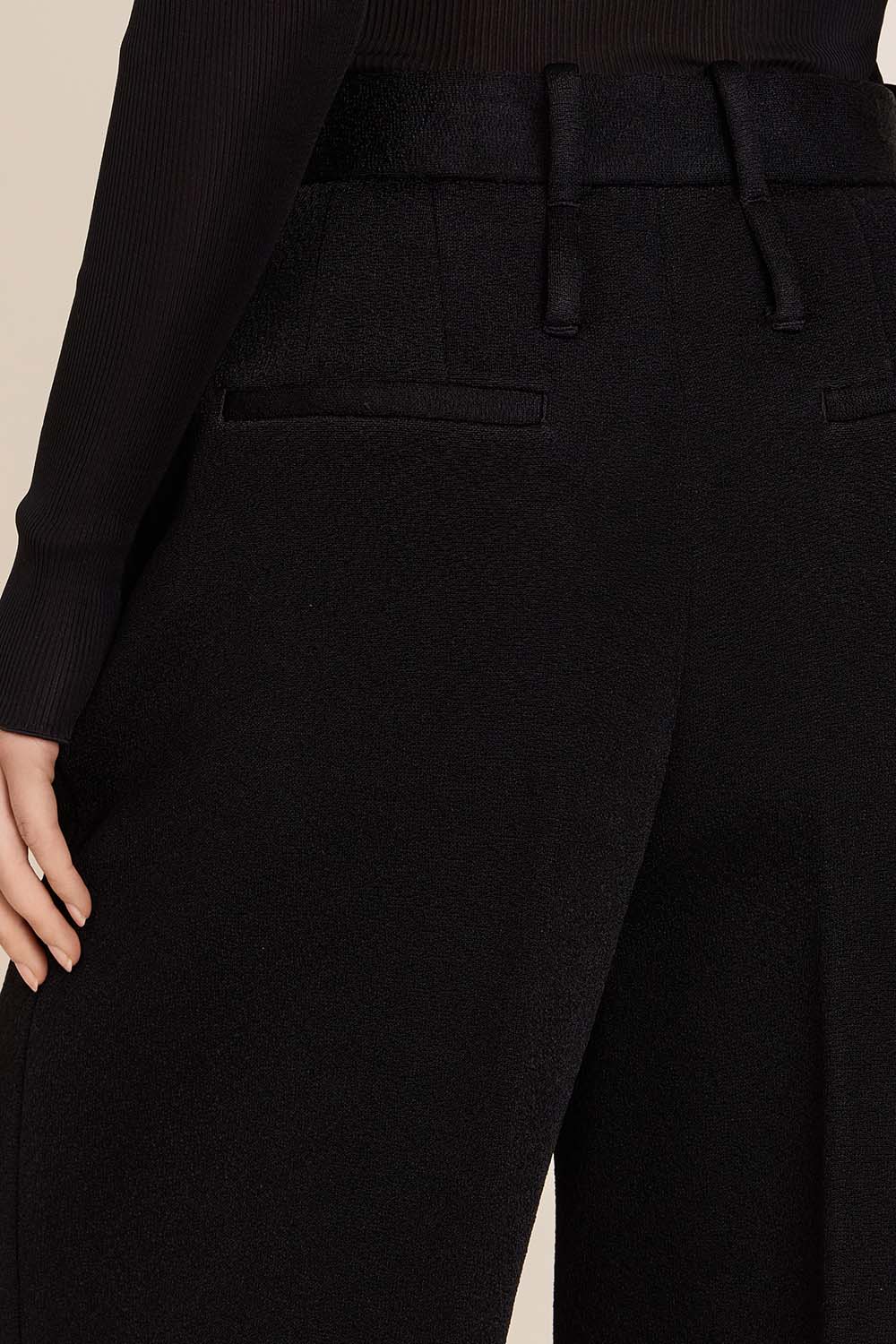 תמונת תקריב דוגמן של מכנסיים רחבים