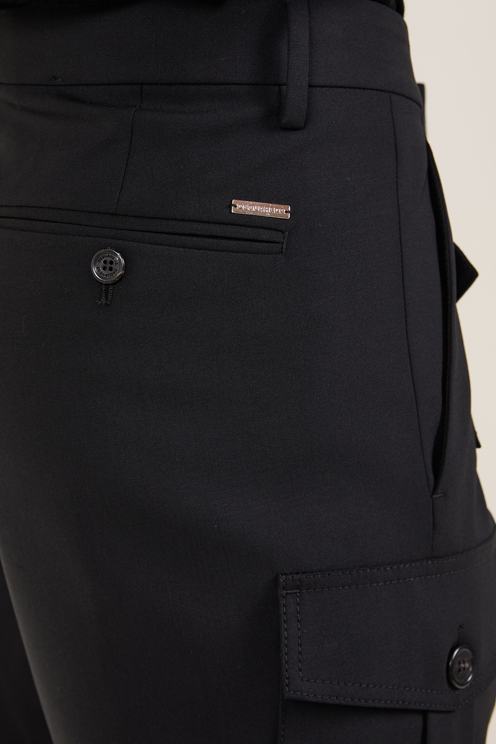 תמונת תקריב דוגמן של מכנסיים ארוכים קרגו