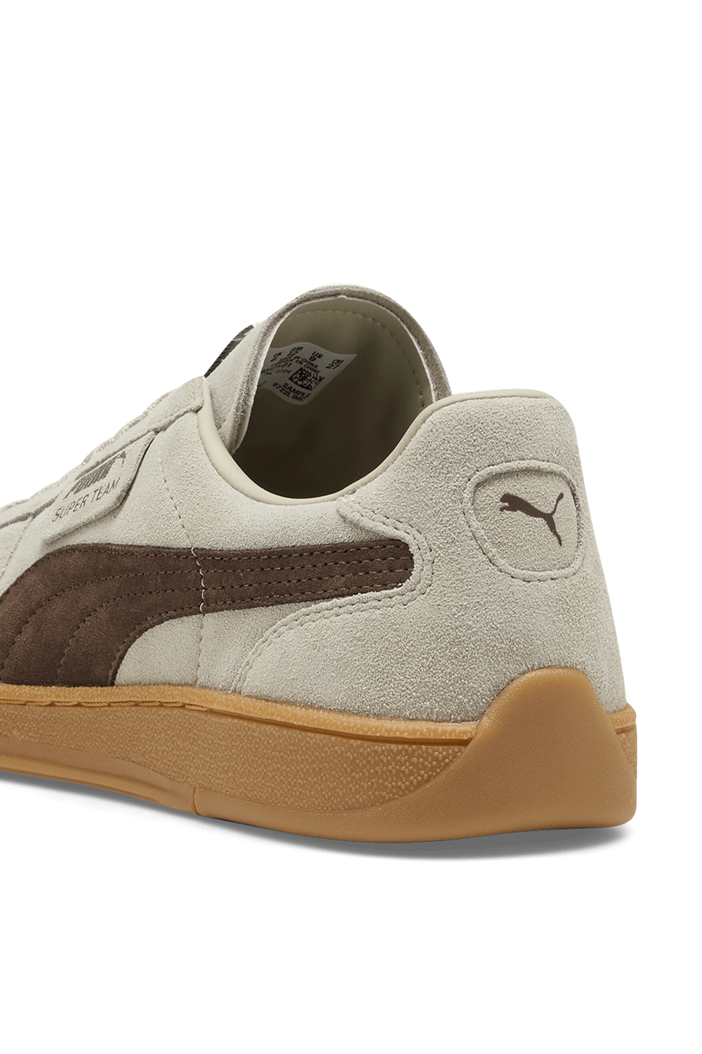 תמונת תקריב של נעלי סניקרס סופר טים