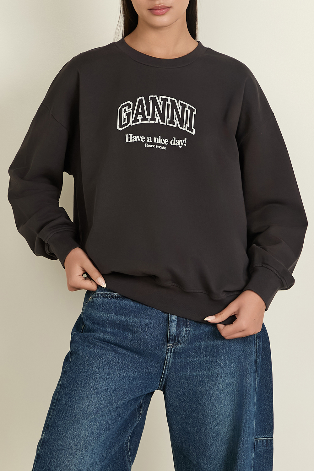 תמונת דוגמן קידמית של סווטשירט עם צווארון מעוגל