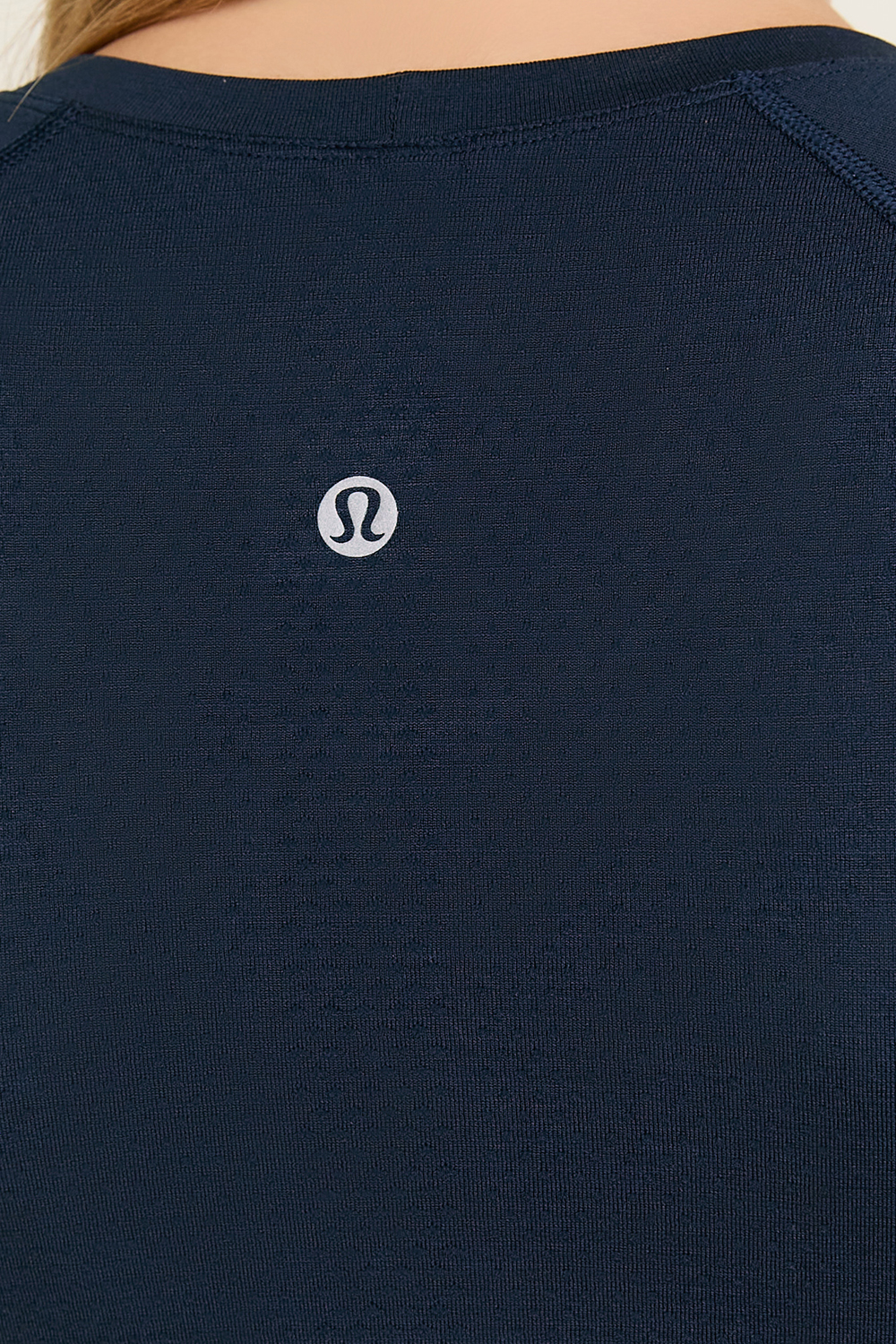 תמונת תקריב דוגמן של Swiftly Tech Short Sleeve Shirt 2.0 Race