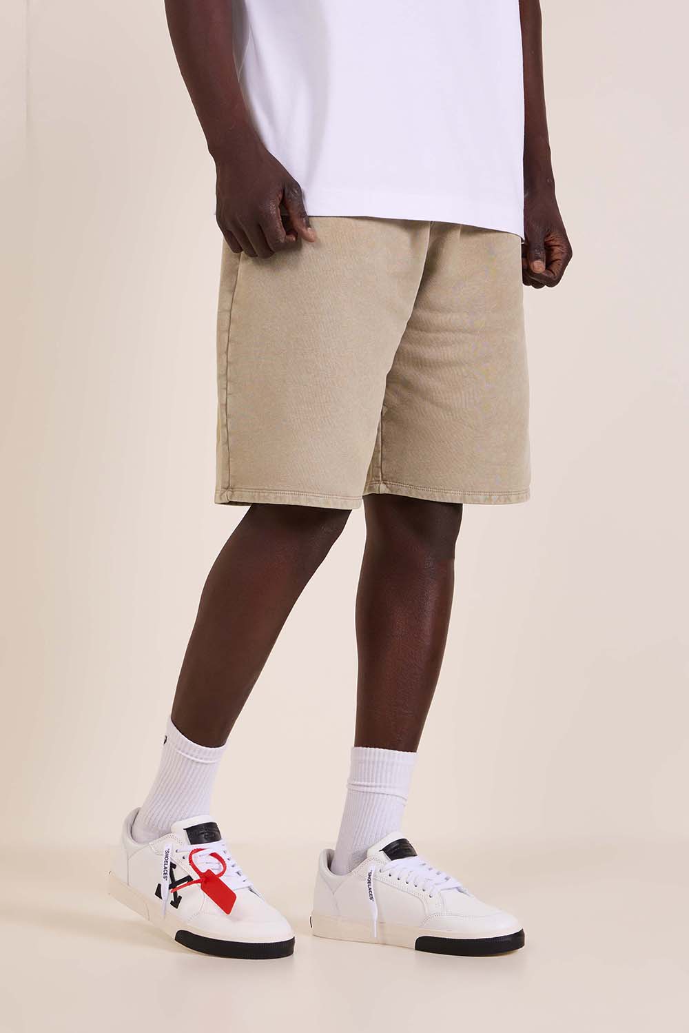 תמונת דוגמן קידמית של מכנסי ג'וגר קצרים