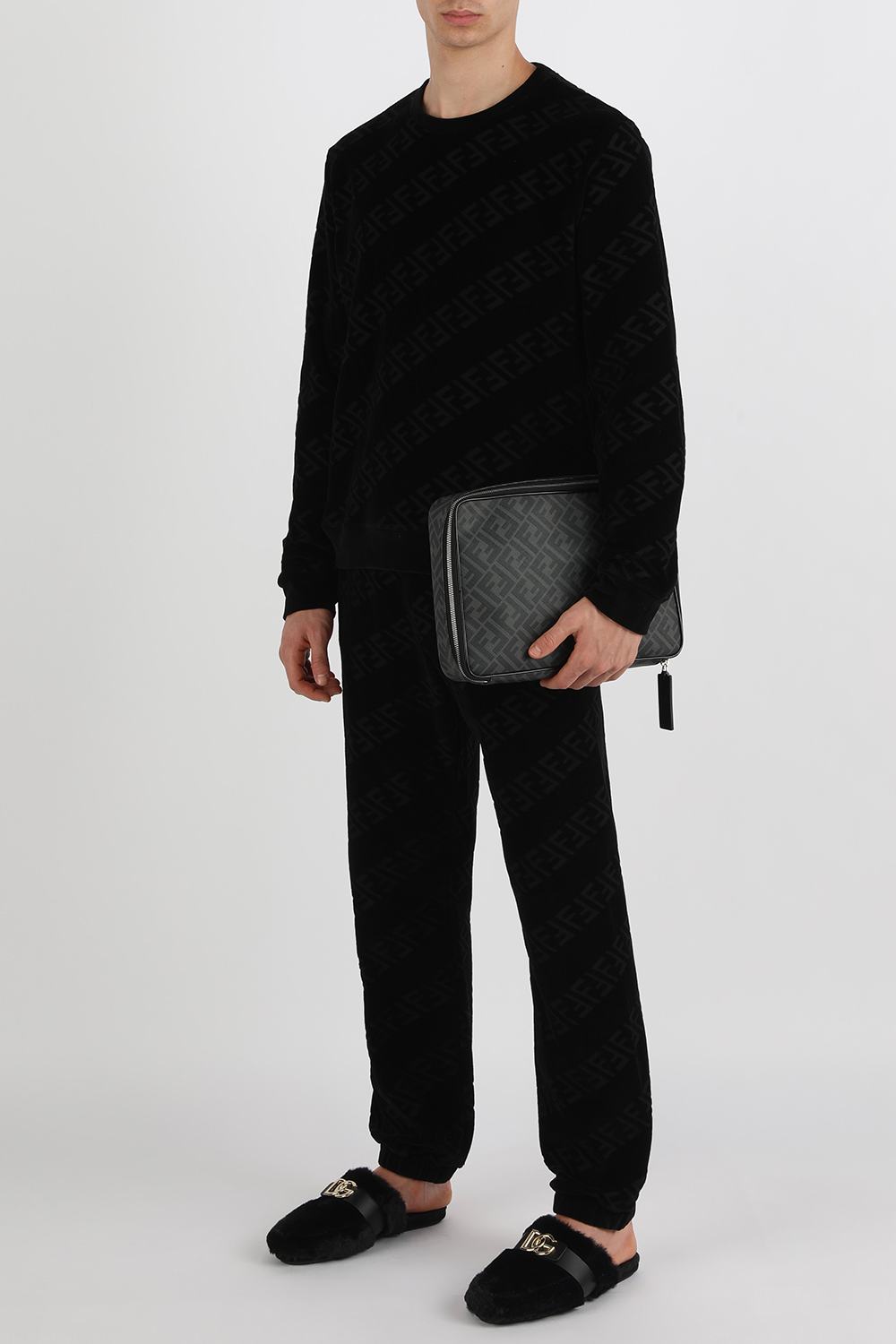 תמונת דוגמן קידמית של תיק רחצה מעור עם הדפס מונוגרמי בגוון שחור