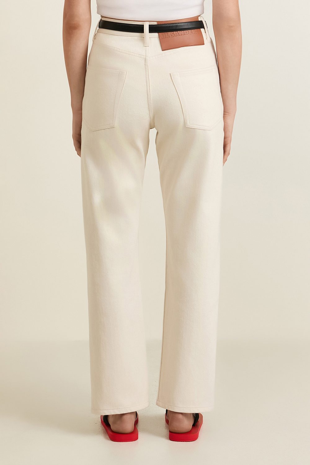 תמונת דוגמן אחורית של מכנסי ג'ינס בגזרה ישרה