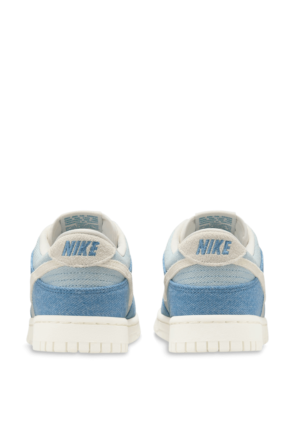 תמונת תקריב של נעלי סניקרס דאנק