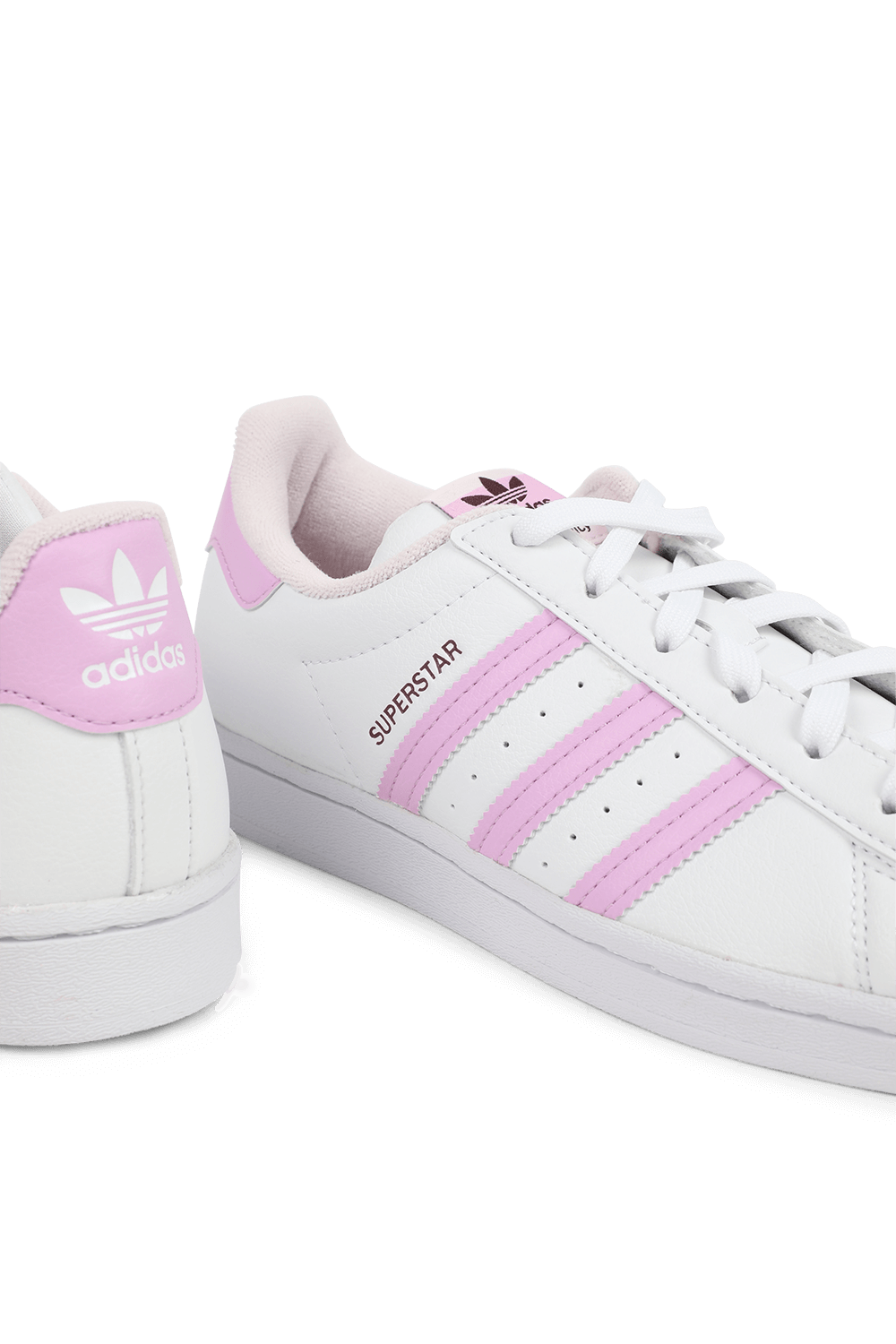 תמונת תקריב של נעלי סניקרס סופרסטאר טבעוניות