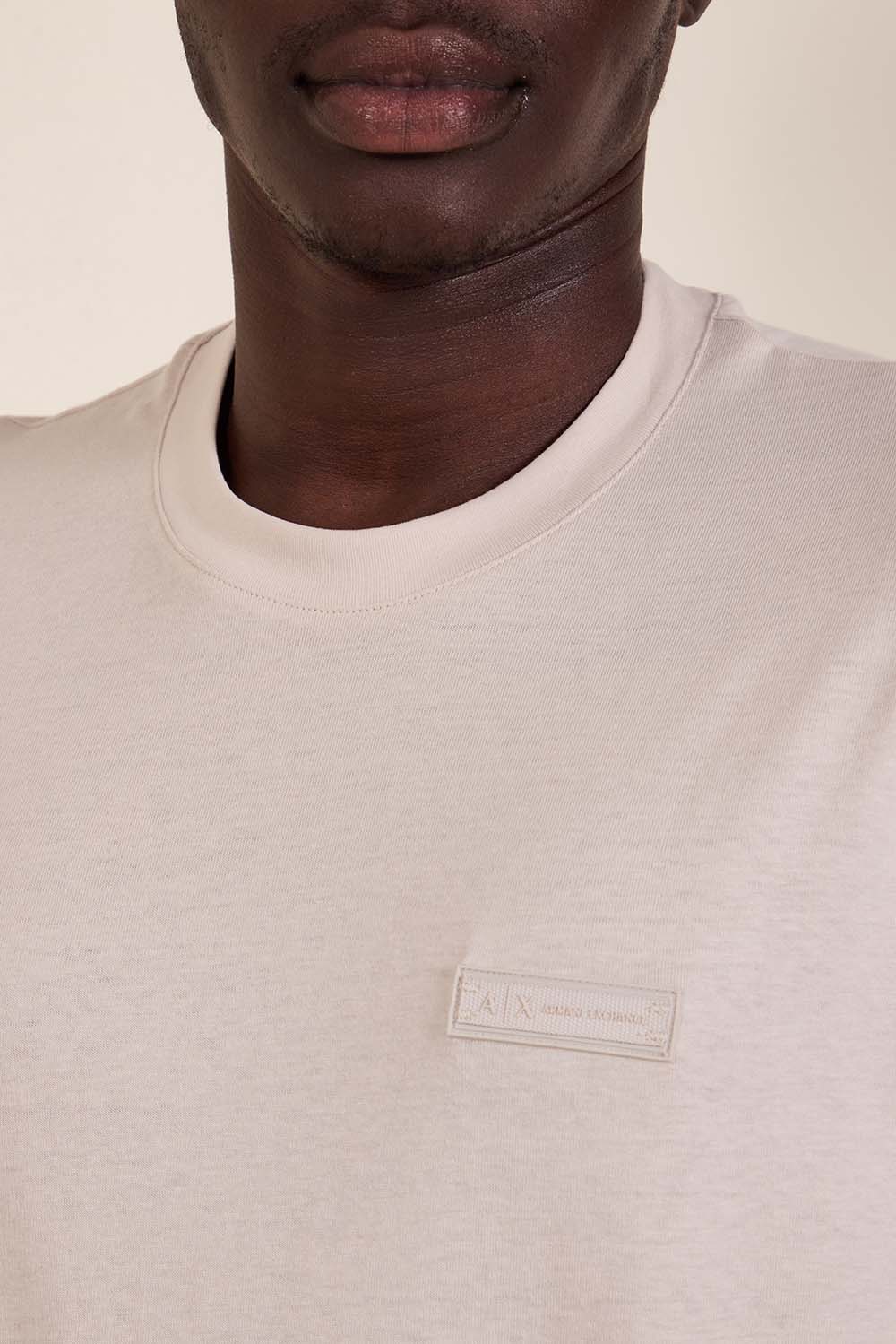 תמונת תקריב דוגמן של חולצת טי