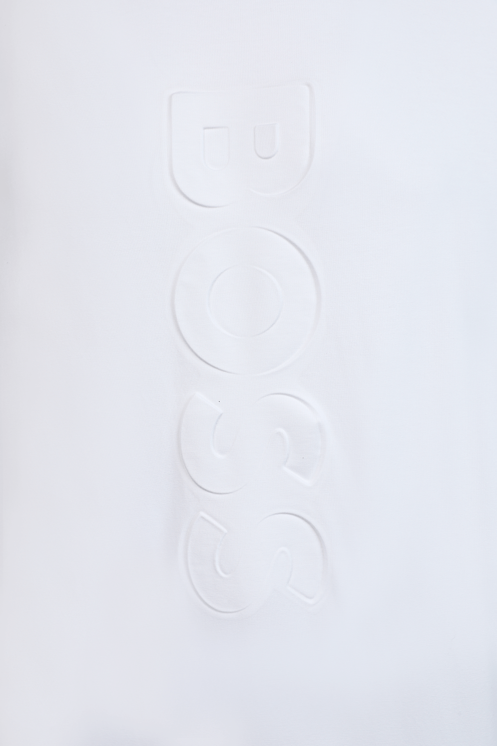 תמונה אחורית של חולצת טי כותנה עם לוגו תלת מימד