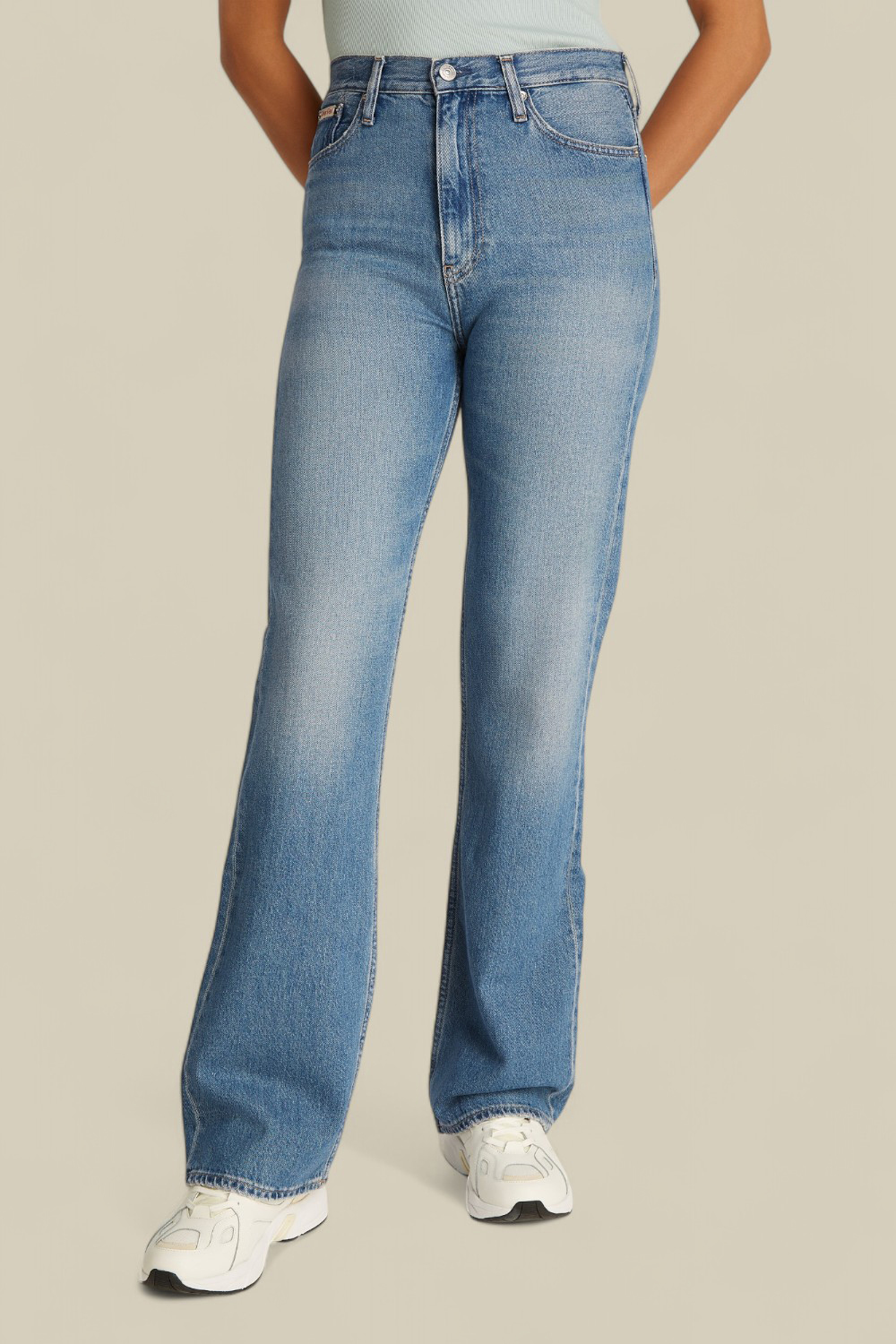 תמונת דוגמן קידמית של מכנסי ג'ינס בגזרה מתרחבת