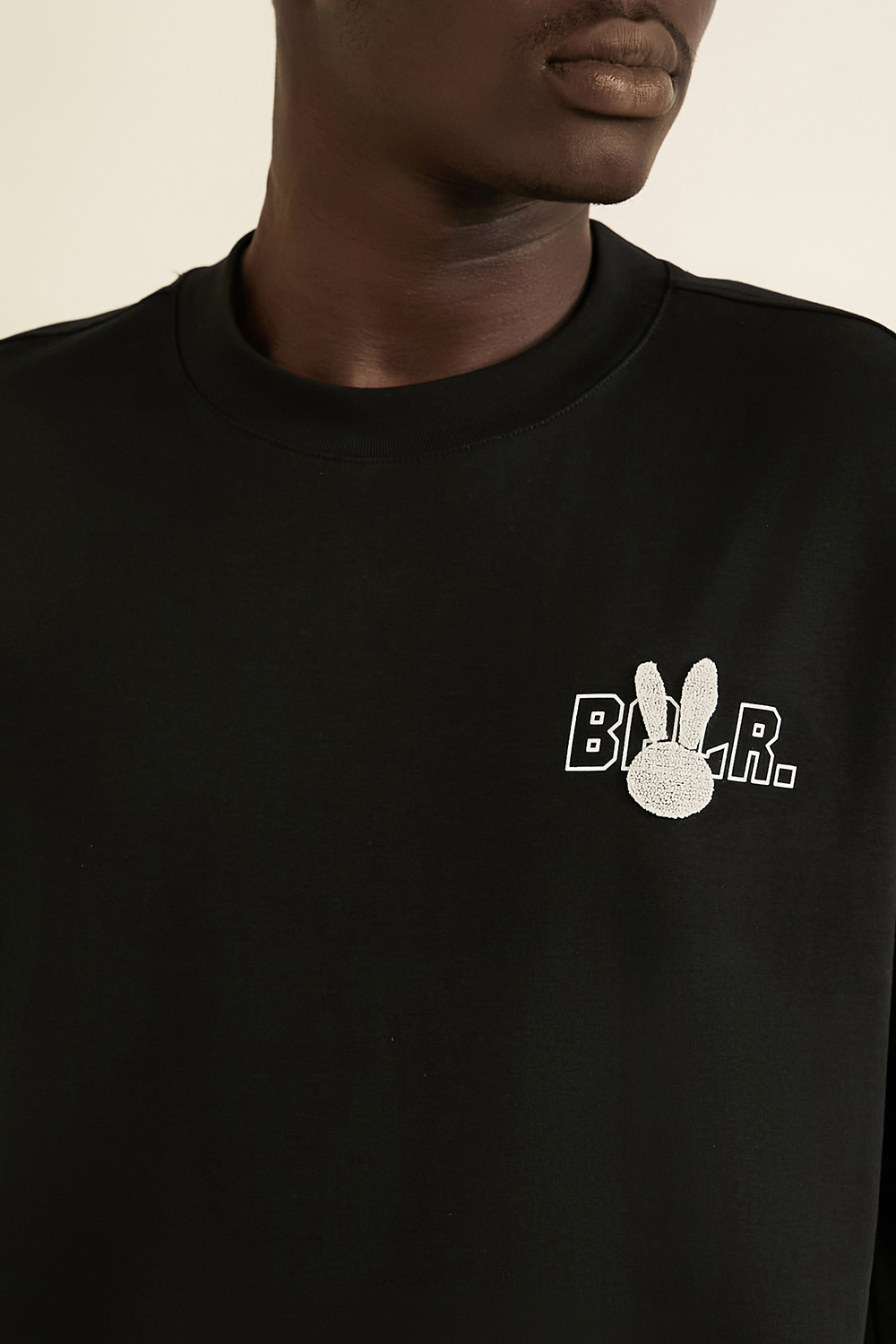 תמונת תקריב דוגמן של חולצת טי אוברסייז