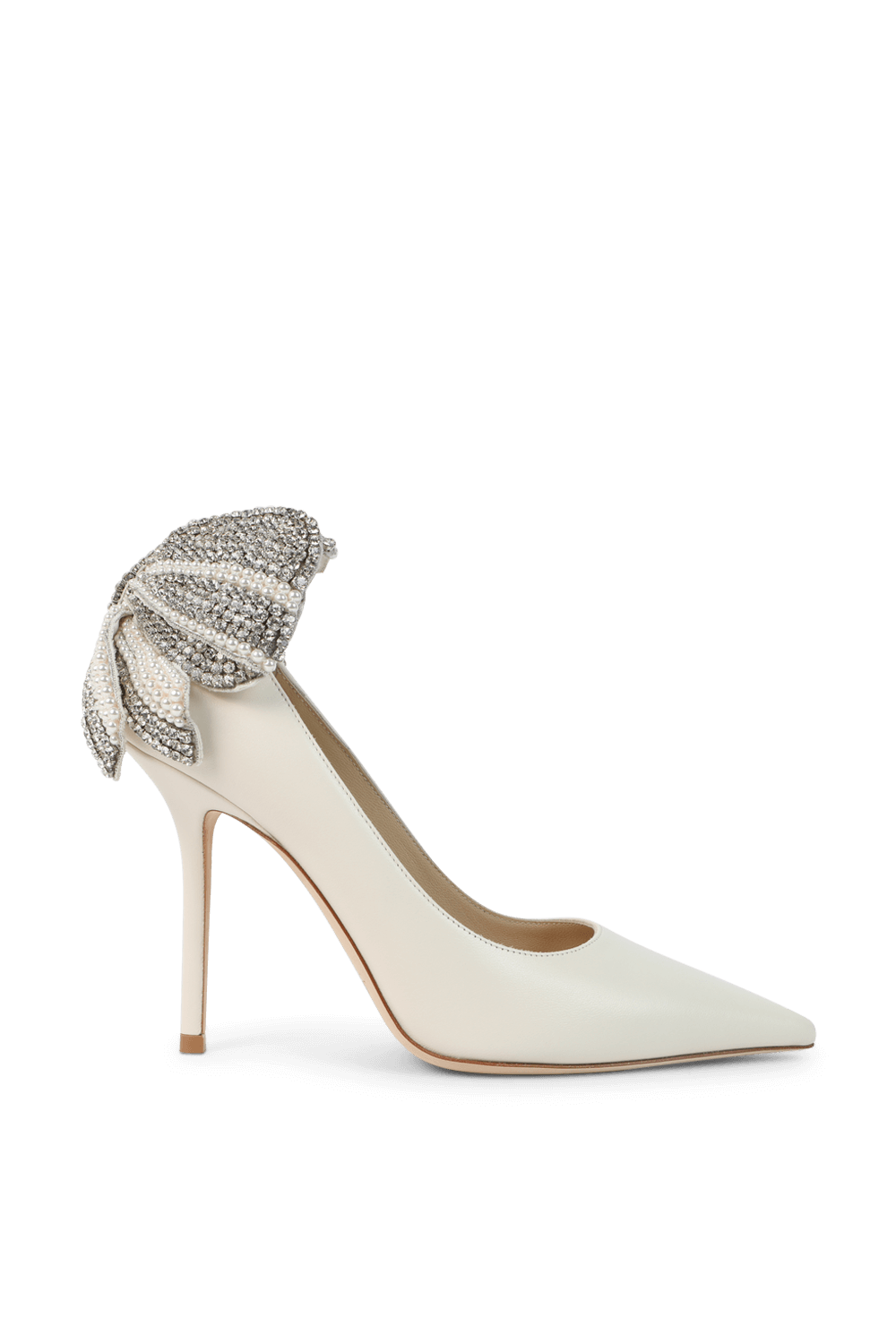 תמונה קידמית של נעלי עקב מעור לאב 100 עם קשת פנינים וקריסטלים