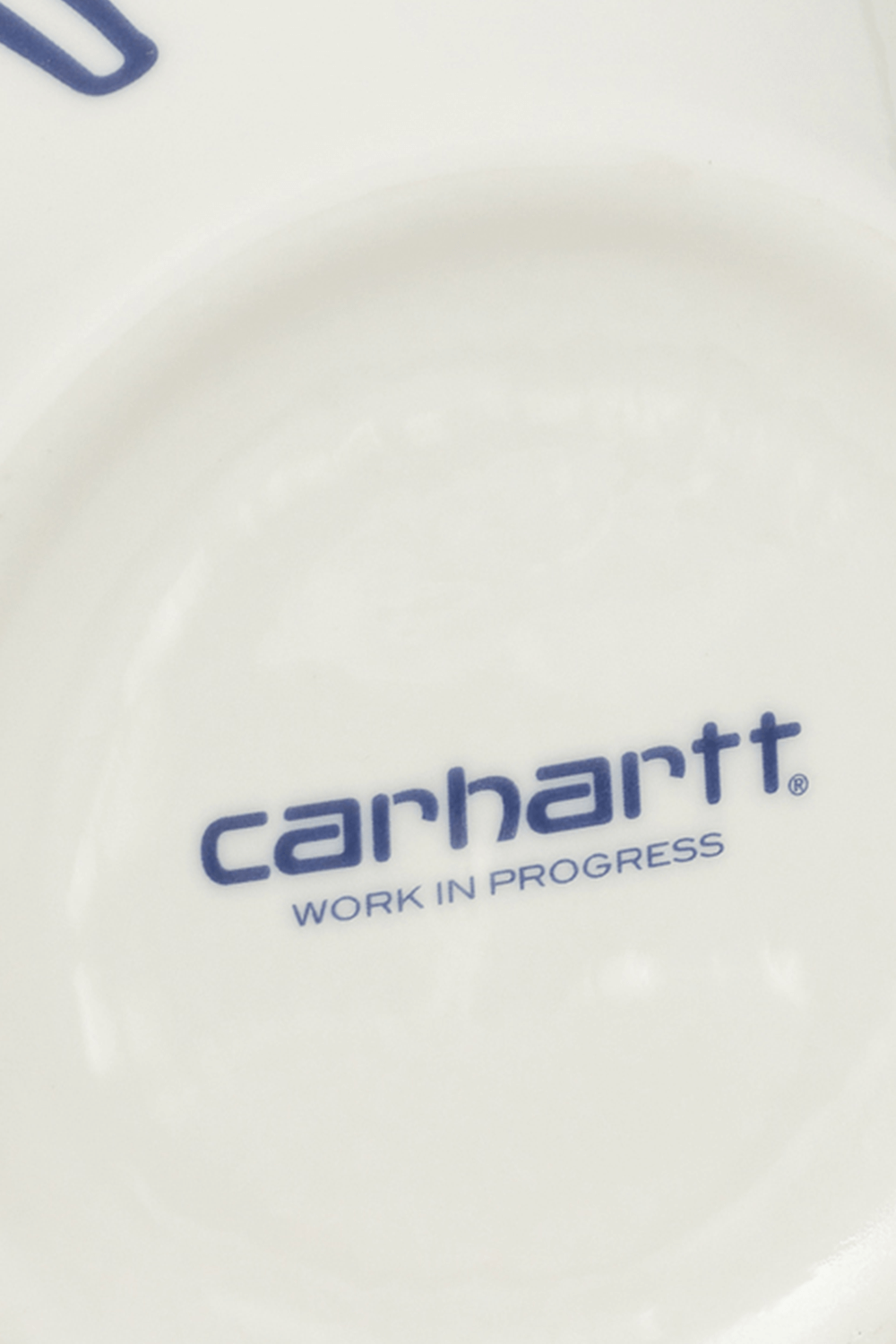 תמונת תקריב של ואזה מקרמיקה עם איורים בגוון לבן