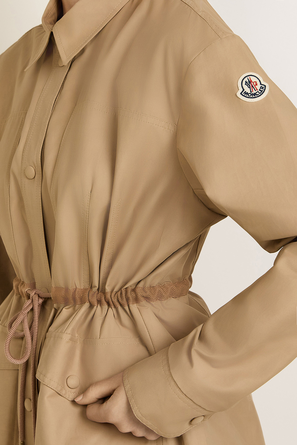 תמונת תקריב דוגמן של מעיל