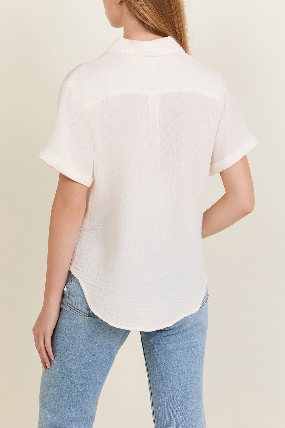 תמונת דוגמן אחורית של חולצה מכופתרת קצרה