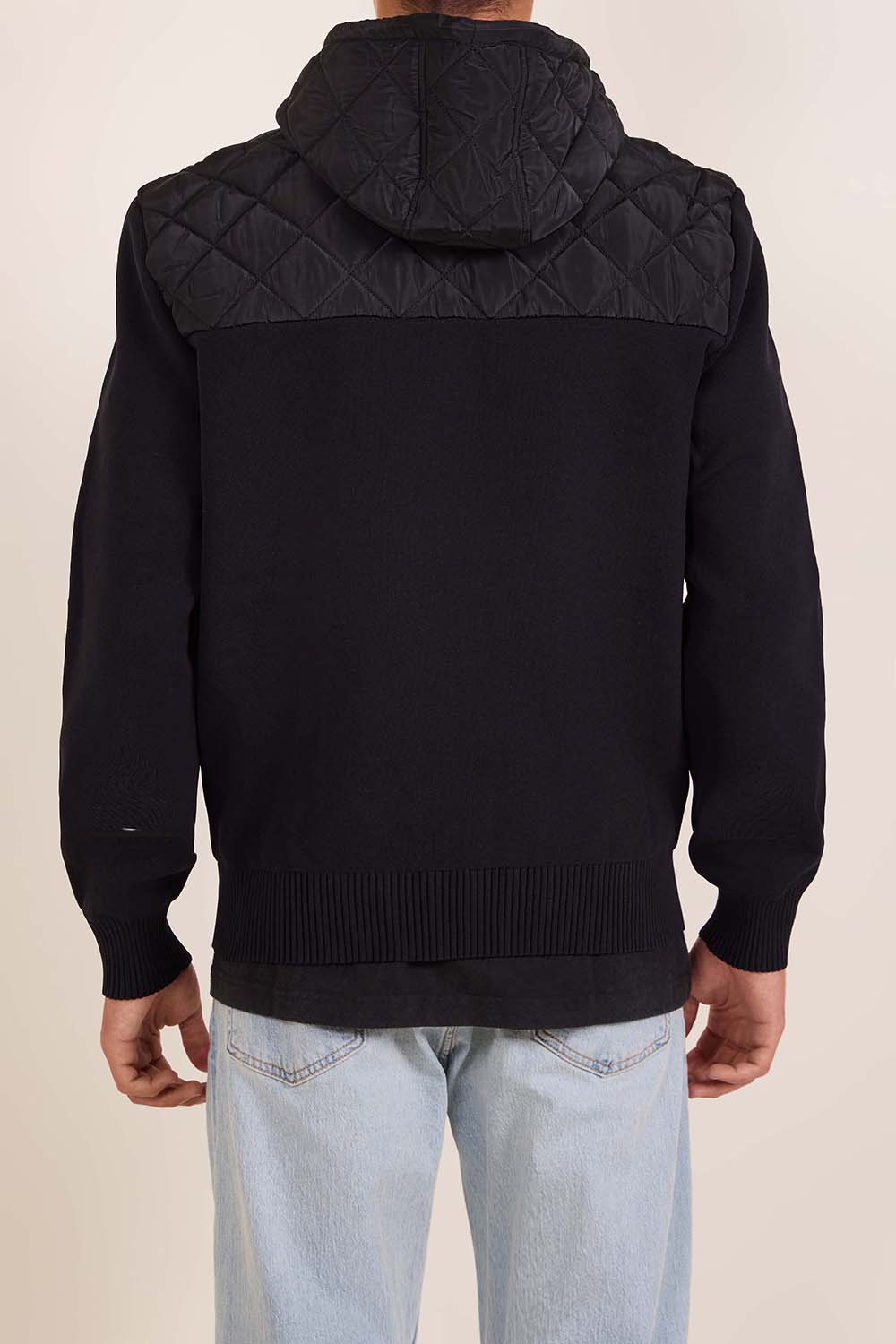 תמונת דוגמן אחורית של סווטשירט קפוצ'ון