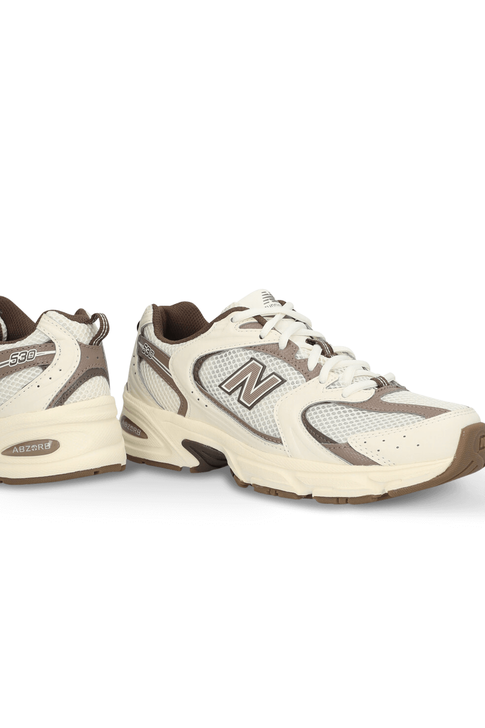 תמונת תקריב של נעלי סניקרס 530