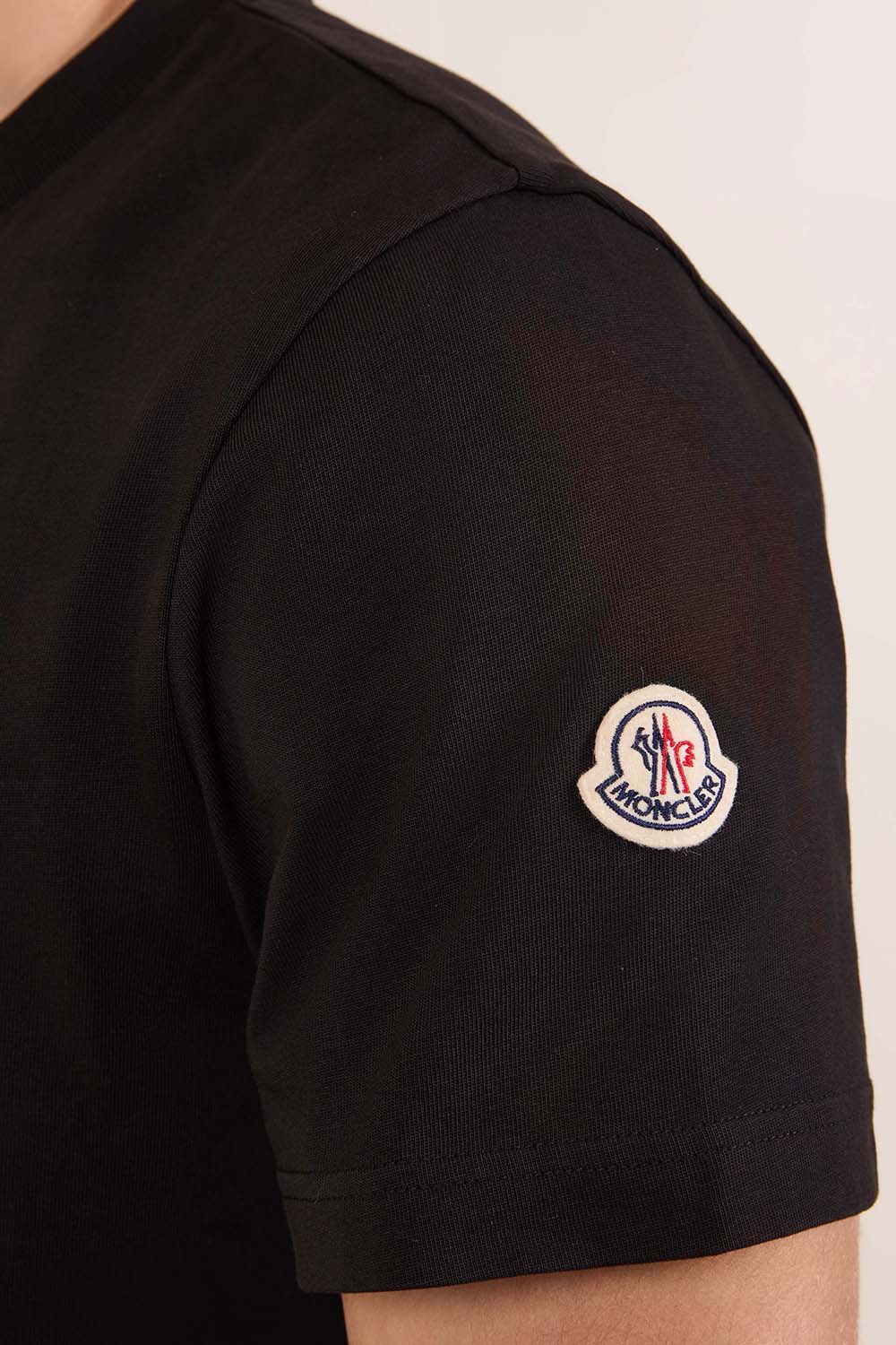 תמונת תקריב דוגמן של חולצת טי