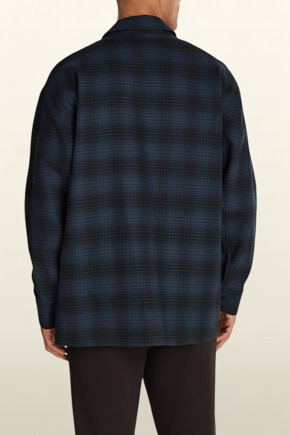 תמונת דוגמן אחורית של חולצת פלנל מכופתרת