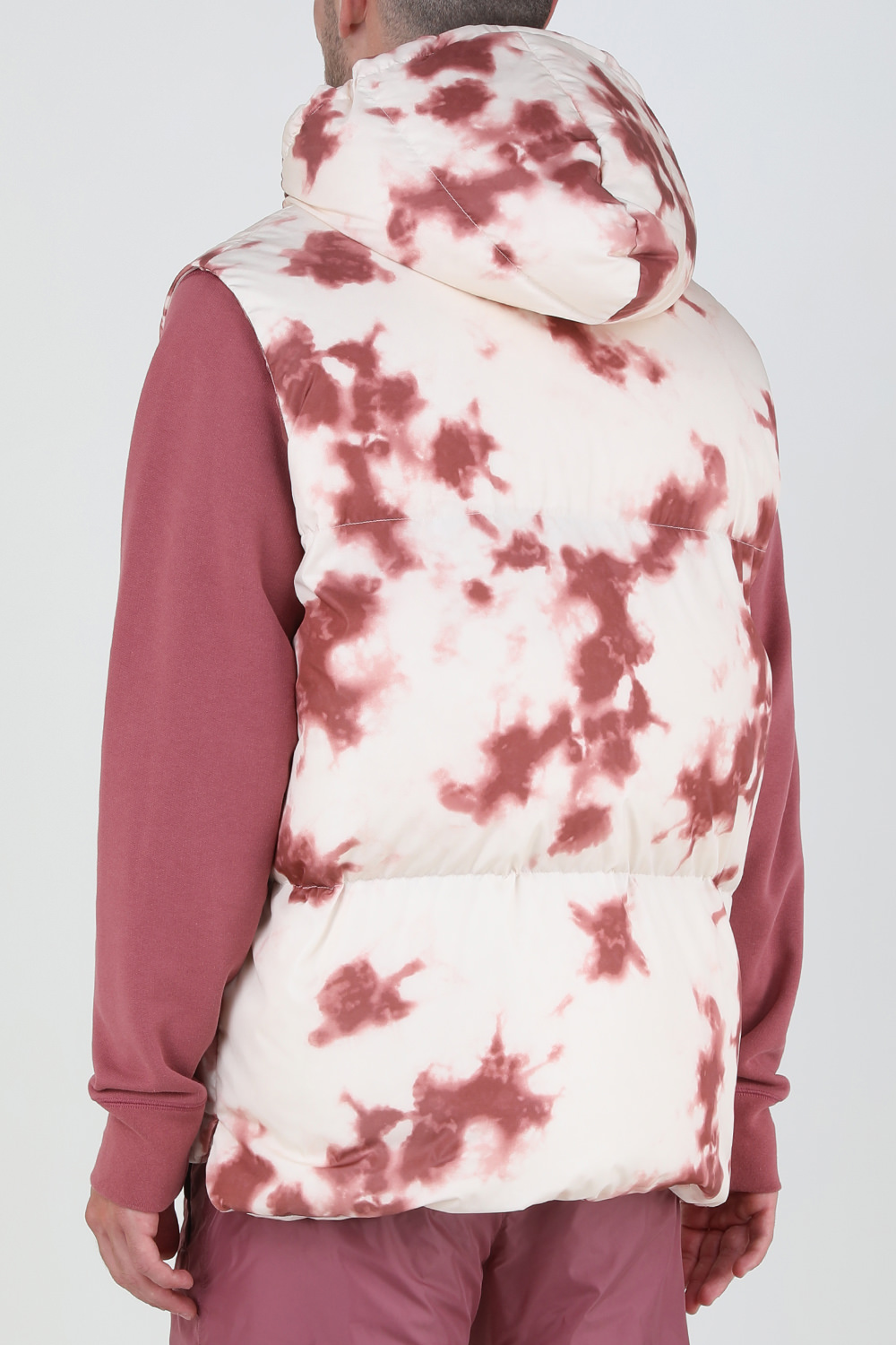 תמונת דוגמן אחורית של מונקלר 1952 וסט פאפר בהדפס טאי דאי