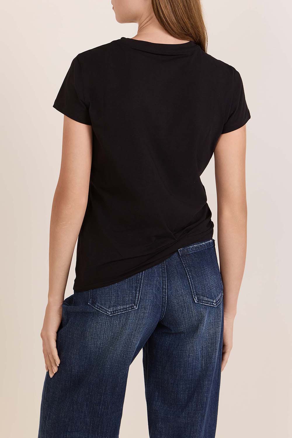 תמונת דוגמן אחורית של חולצת טי