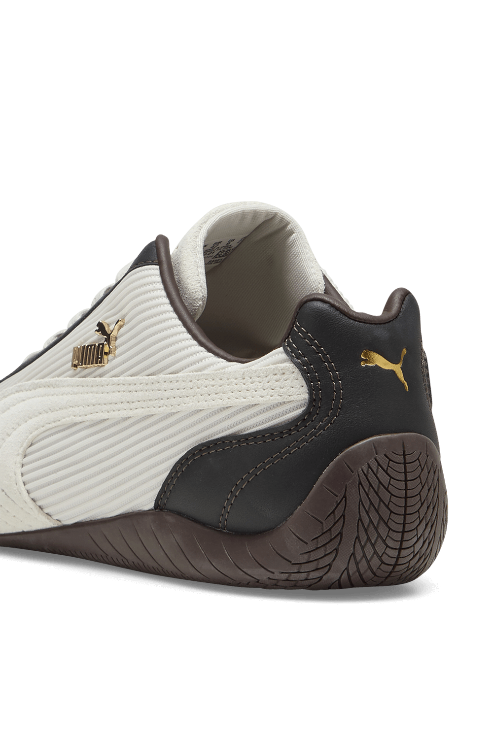 תמונת תקריב של נעלי סניקרס ספידקאט