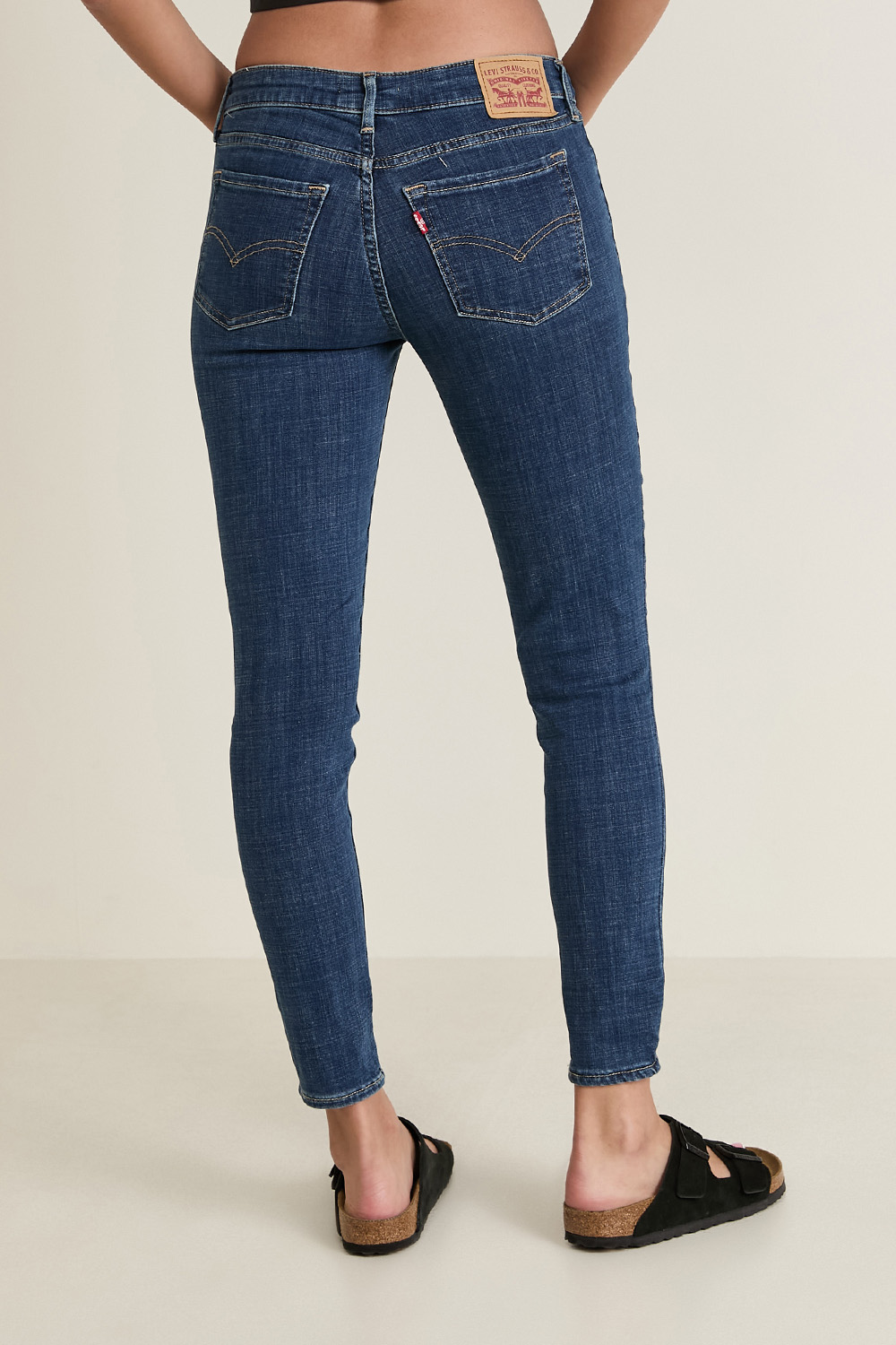 תמונת דוגמן אחורית של מכנסי ג'ינס סקיני 711