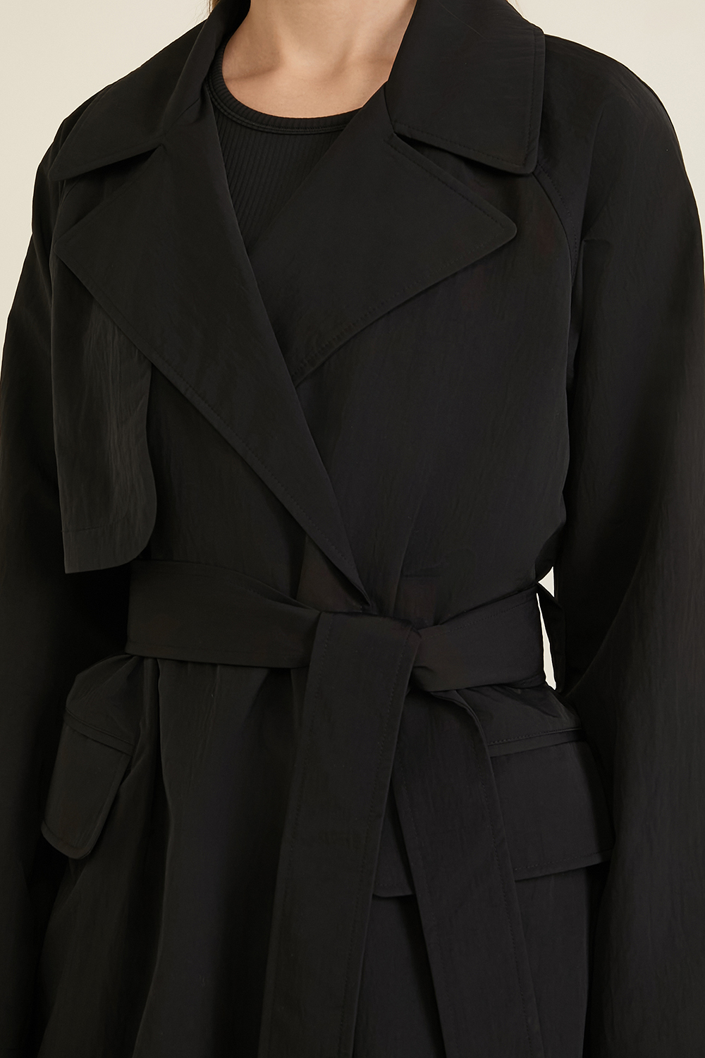 תמונת תקריב דוגמן של Classic-Fit Trench Coat