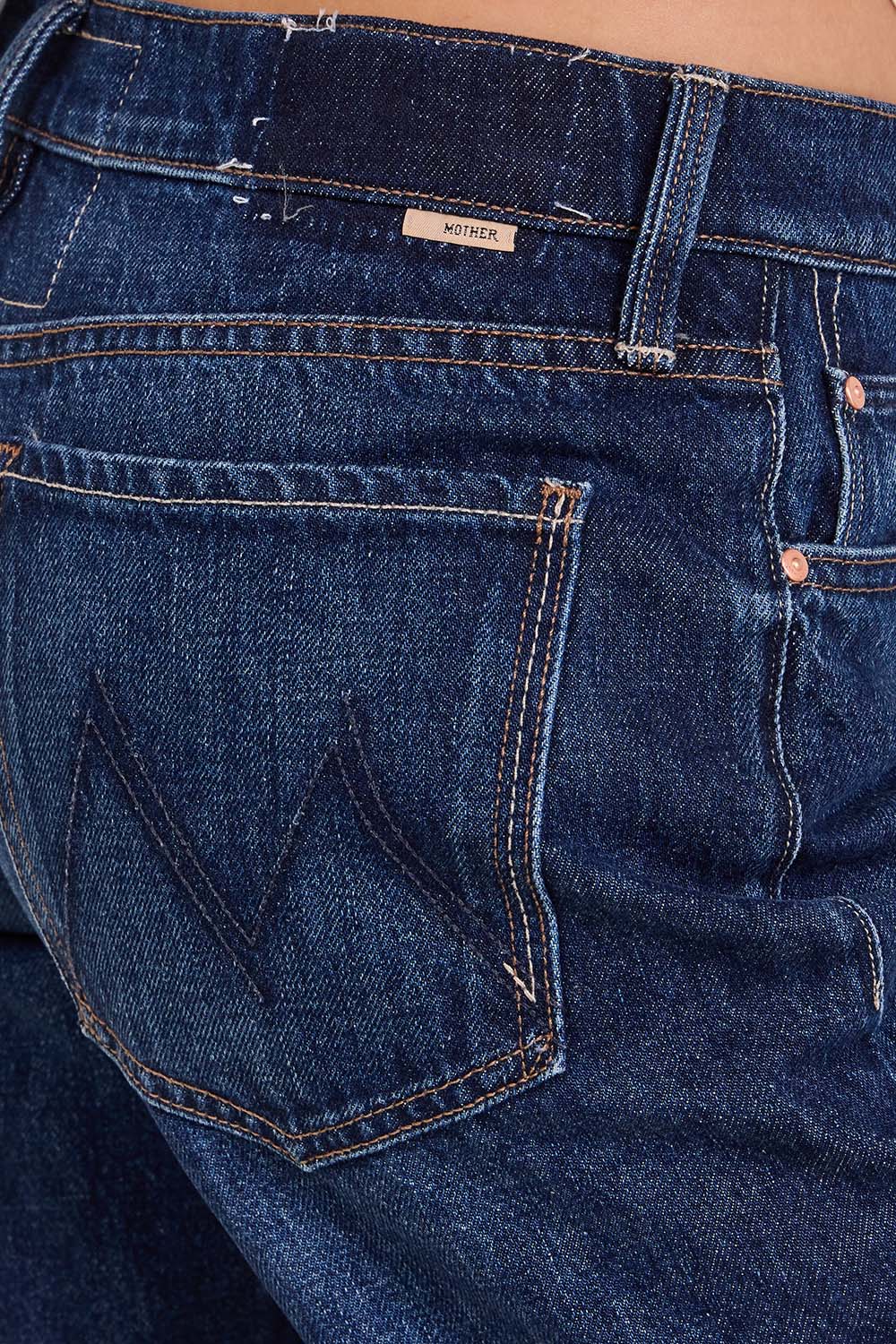 תמונת תקריב דוגמן של מכנסי ג'ינס סגזרת סקיני ישרה