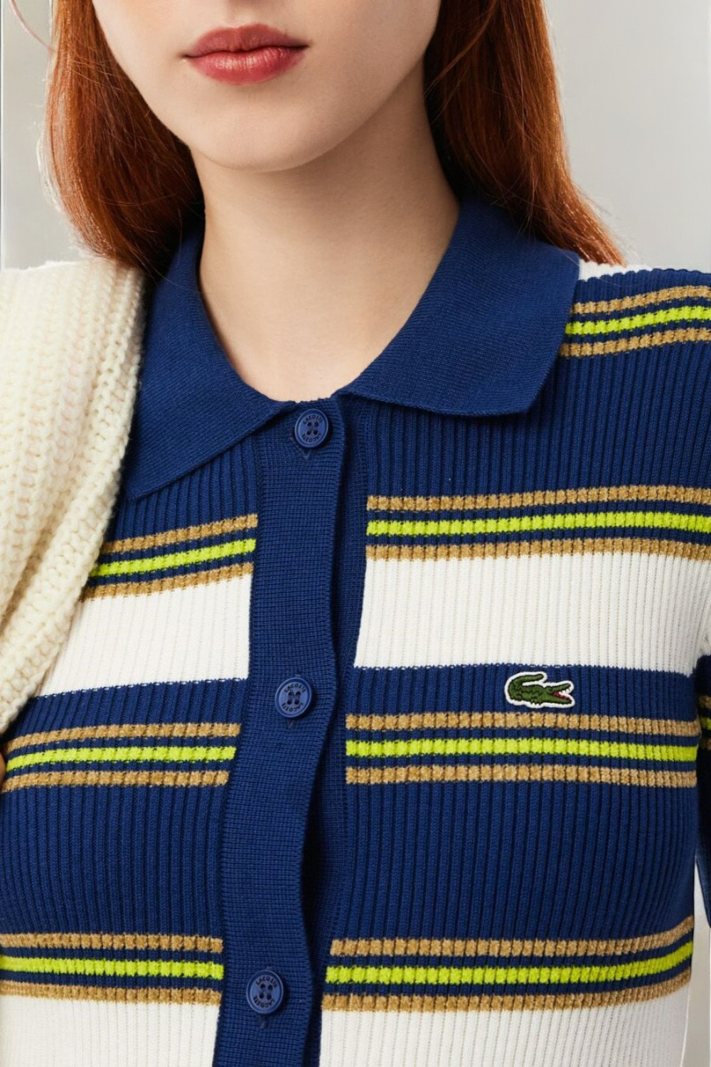 תמונת תקריב דוגמן של חולצת שמלה פולו ריב