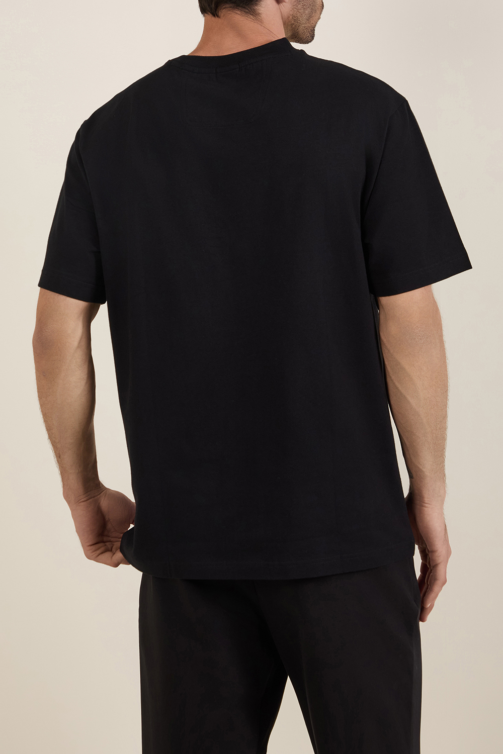 תמונת דוגמן אחורית של חולצת טי