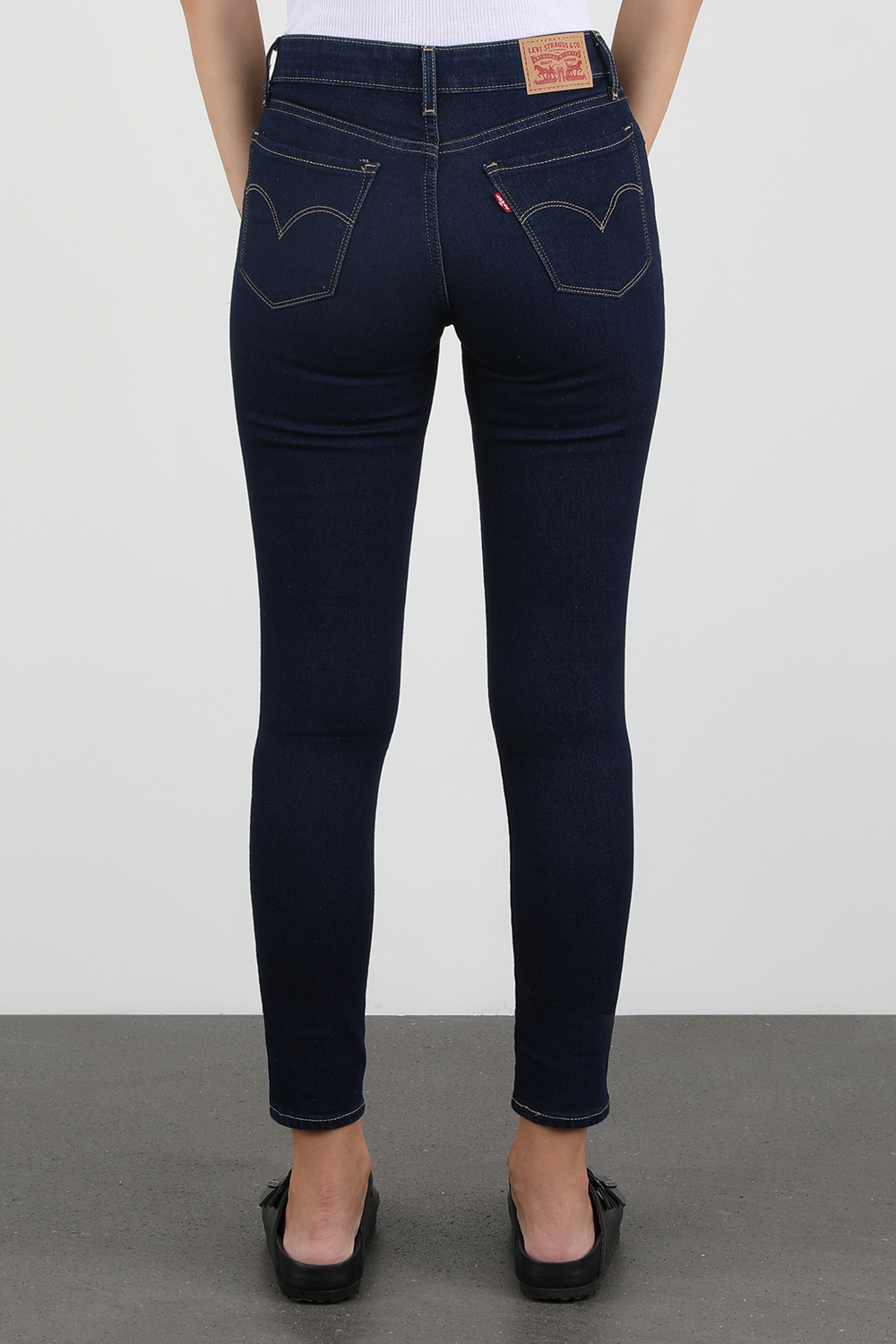 תמונת דוגמן אחורית של מכנסי סקיני ג'ינס 711