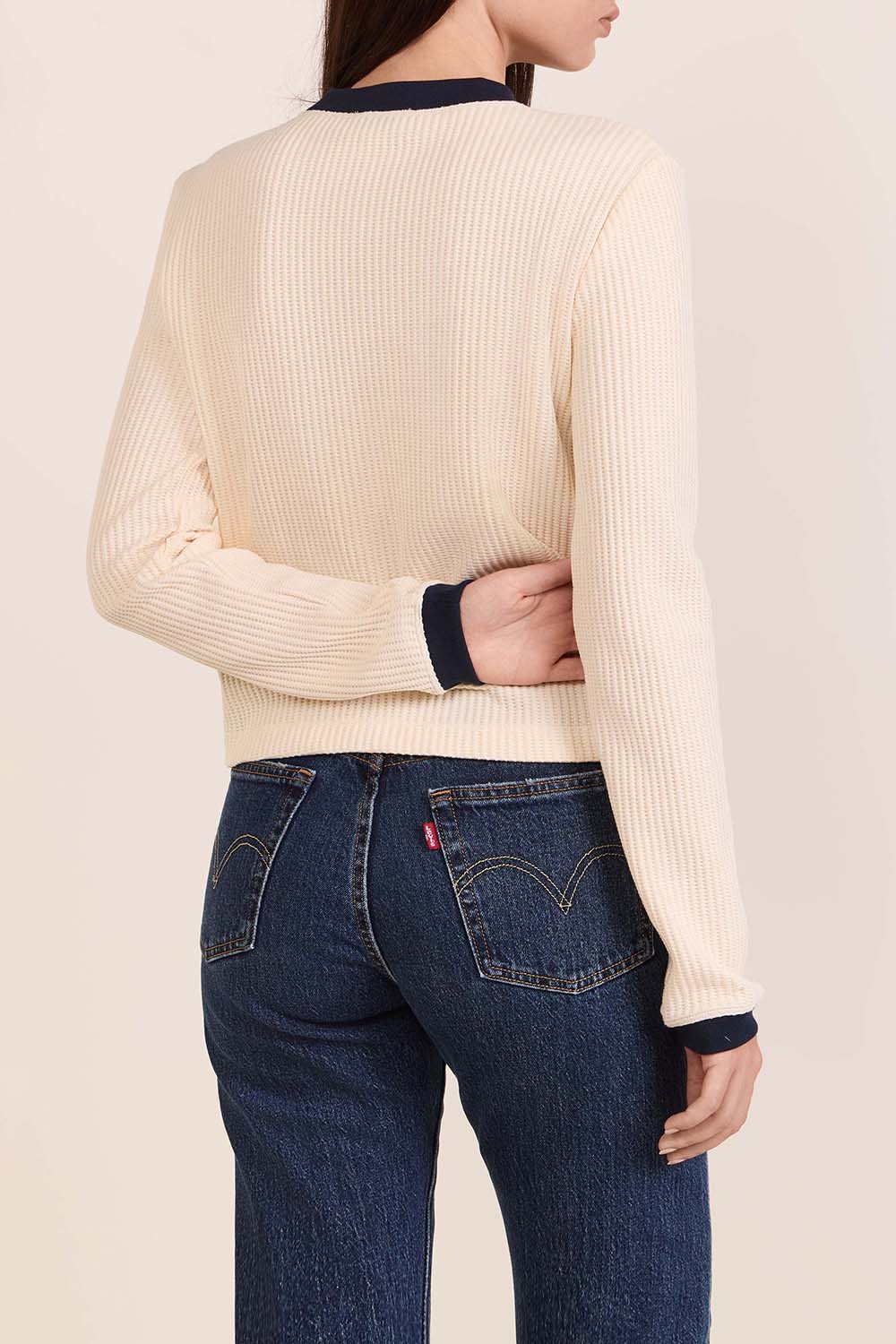 תמונת דוגמן אחורית של חולצת טי ואפל