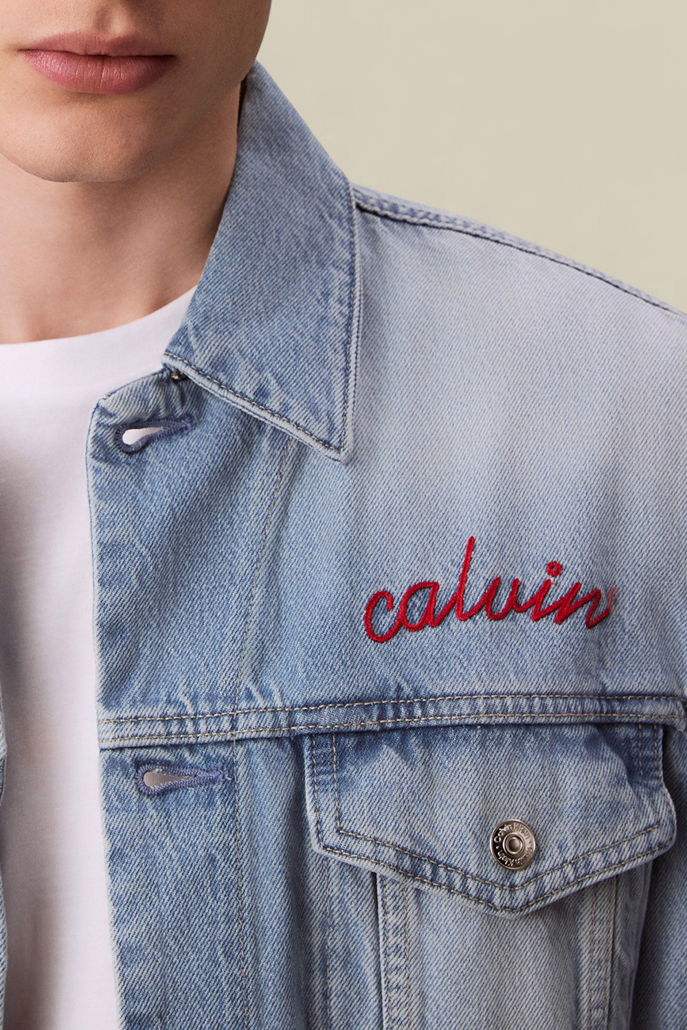 תמונת תקריב דוגמן של ז'קט ג'ינס