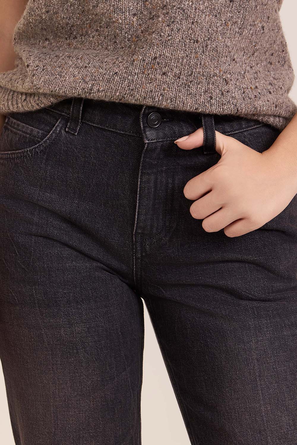 תמונת תקריב דוגמן של מכנסי ג'ינס קרלייל בגזרה ישרה