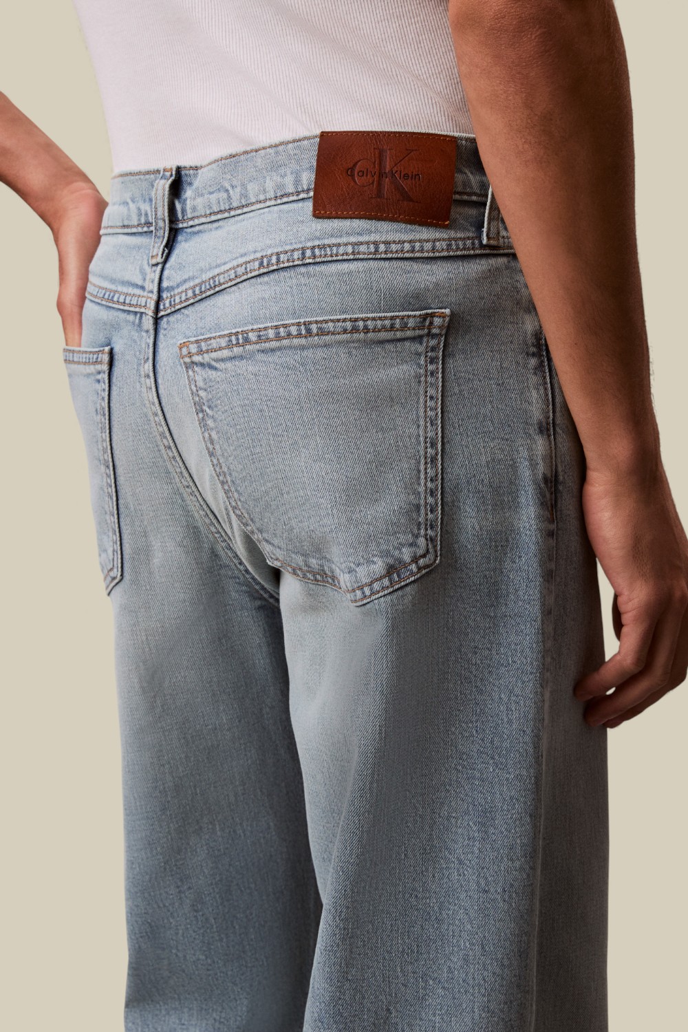 תמונת תקריב דוגמן של מכנסי ג'ינס 90 בגזרה ישרה