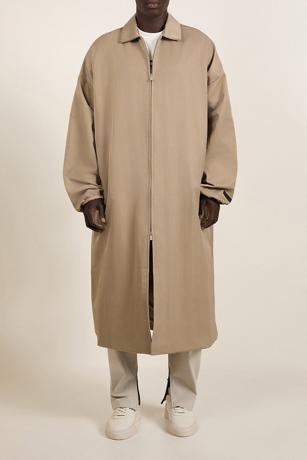 תמונת דוגמן קידמית של מעיל טרנץ' אוברסייז