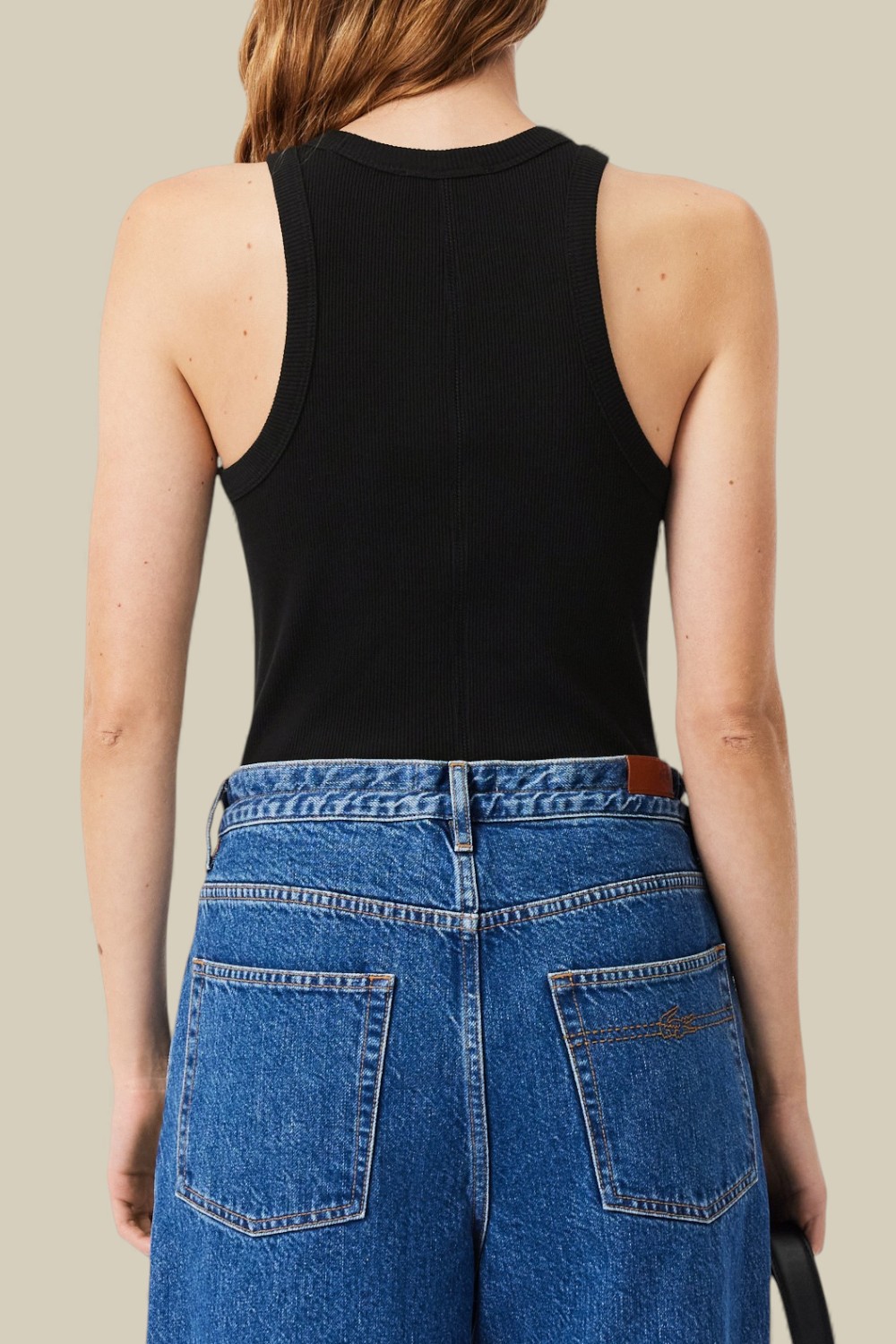 תמונת דוגמן אחורית של גופיית ריב