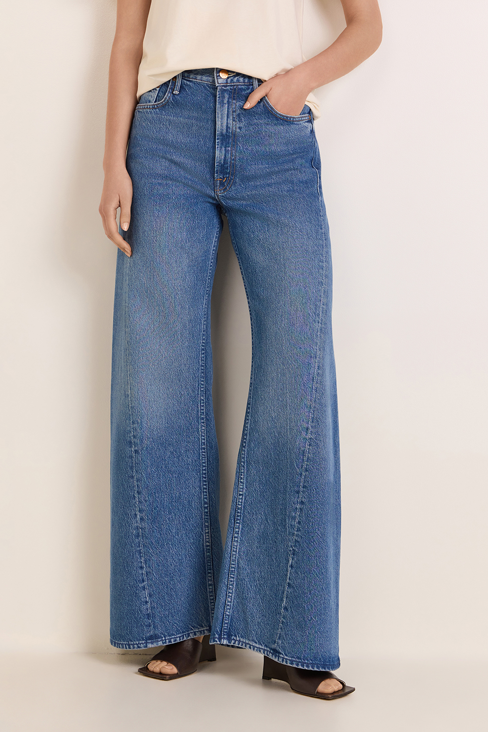 תמונת דוגמן קידמית של מכנסי ג'ינס מתרחבים