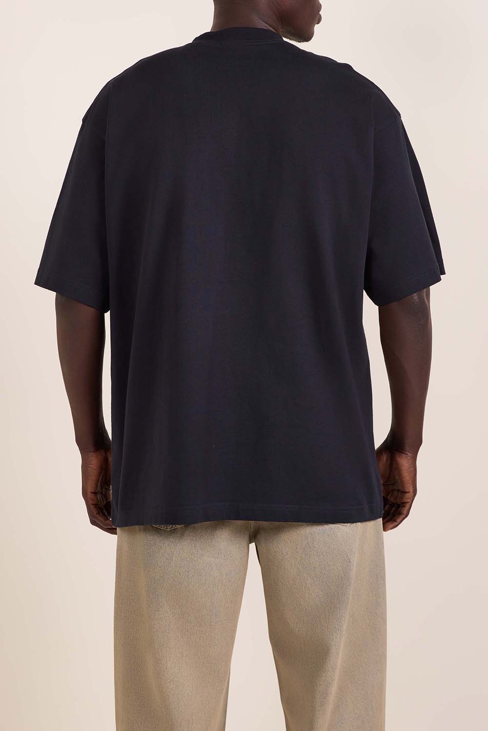 תמונת דוגמן אחורית של חולצת טי