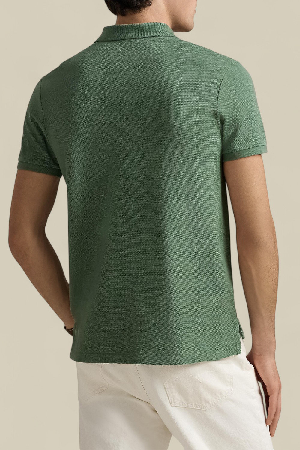 תמונת דוגמן אחורית של חולצת פולו