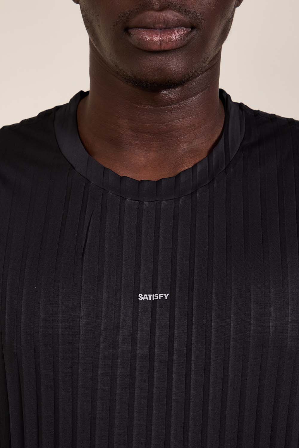 תמונת תקריב דוגמן של חולצת טי אורה ליט לאימון