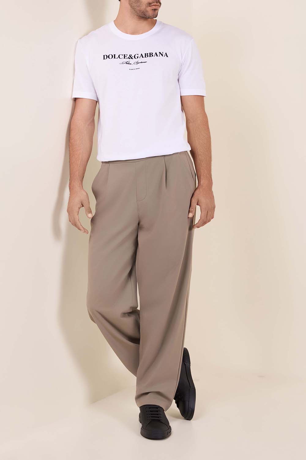 תמונת דוגמן קידמית של נעלי סניקרס