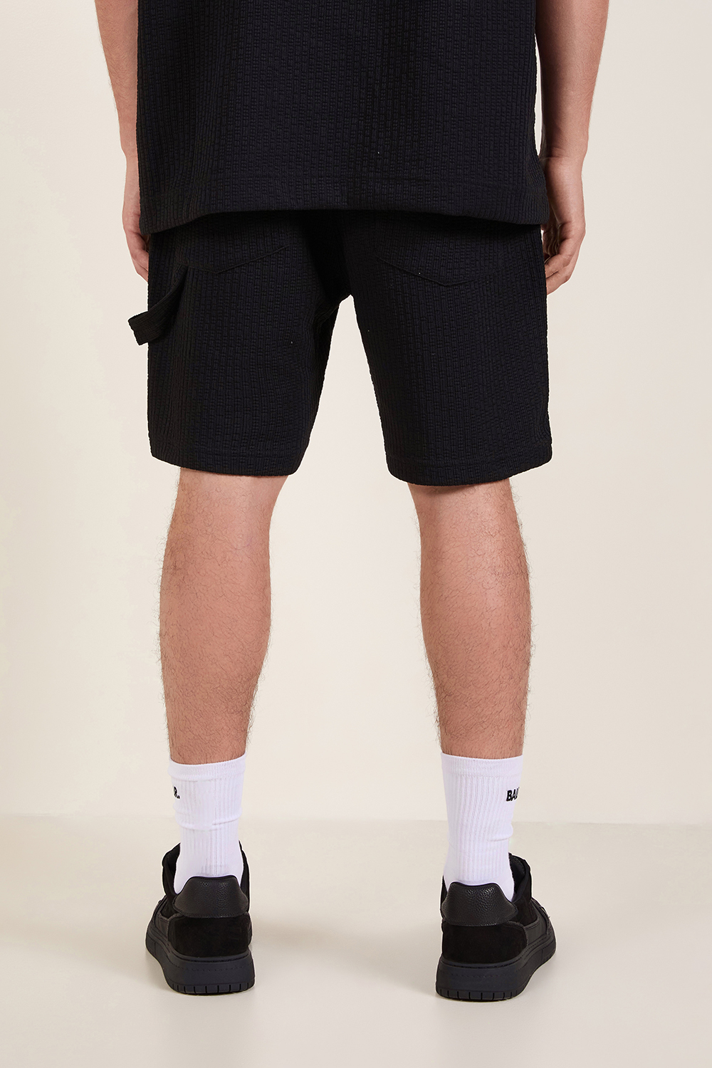 סט מכנסיים קצרים וחולצת טי